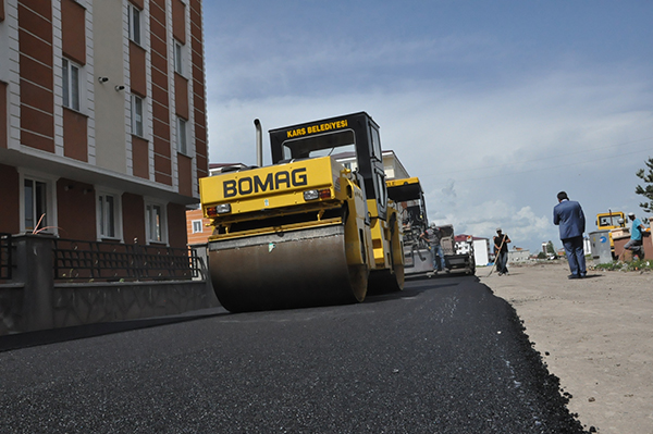 kars-belediyesi-sicak-asfalt-atmaya-basladi-(5).jpg