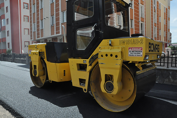 kars-belediyesi-sicak-asfalt-atmaya-basladi-(6).jpg