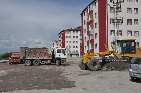 kars-belediyesi-sicak-asfalt-atmaya-basladi-(7).jpg