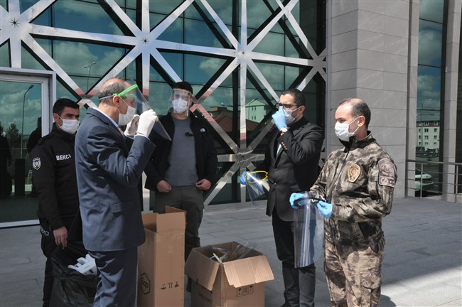 kars-bilsem’den,-emniyet-calisanlarina-2000-adet-koruyucu-siper-maske!-(1).jpg