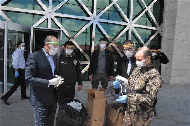 kars-bilsem’den,-emniyet-calisanlarina-2000-adet-koruyucu-siper-maske!-(3).jpg