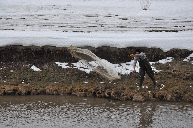 kars-cayi’nin-buzlari-cozuldu,-vatandaslar-balik-tuttu--(3).jpg