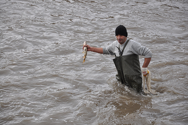 kars-cayi’nin-buzlari-cozuldu,-vatandaslar-balik-tuttu--(4).jpg