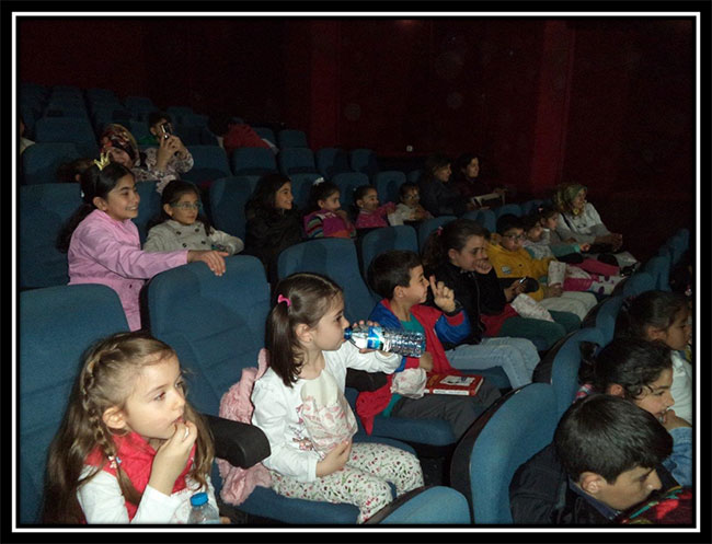 kars-cimento-23-nisan’da-cocuklarla-sinemada-bulustu-(2).jpg