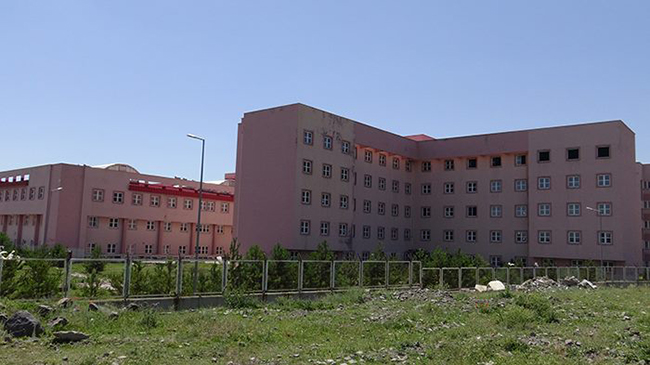 kars-eski-devlet-hastanesi-yikimi-basladi-(1).jpg