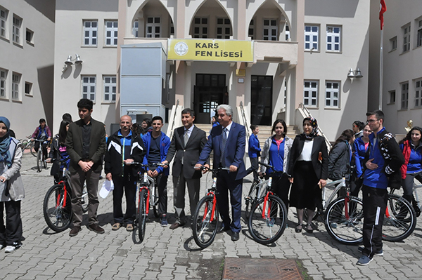 kars-fen-lisesi-ogrencileri-4-kilometre-pedal-cevirdi-(1).jpg