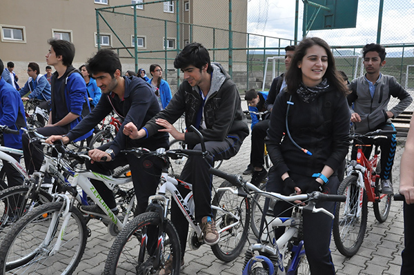 kars-fen-lisesi-ogrencileri-4-kilometre-pedal-cevirdi-(2).jpg