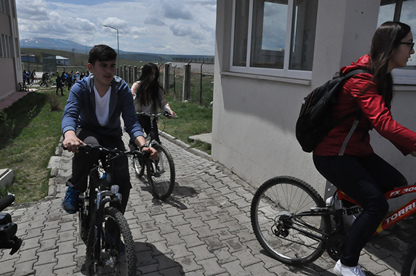 kars-fen-lisesi-ogrencileri-4-kilometre-pedal-cevirdi-(3).jpg