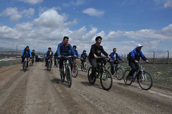 kars-fen-lisesi-ogrencileri-4-kilometre-pedal-cevirdi-(4).jpg