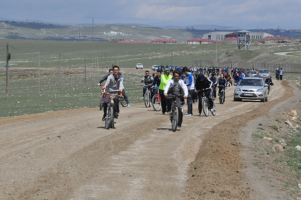 kars-fen-lisesi-ogrencileri-4-kilometre-pedal-cevirdi-(5).jpg