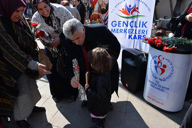 kars-genclik-merkezinden-kadinlara-karanfil!-(1).jpg