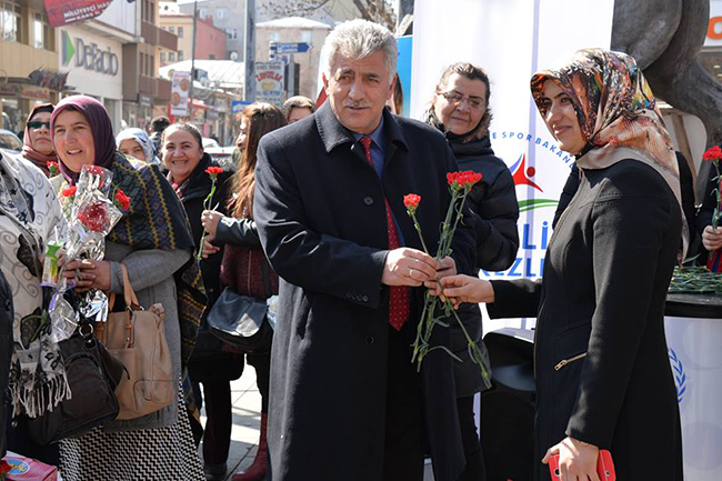 kars-genclik-merkezinden-kadinlara-karanfil!-(2).jpg
