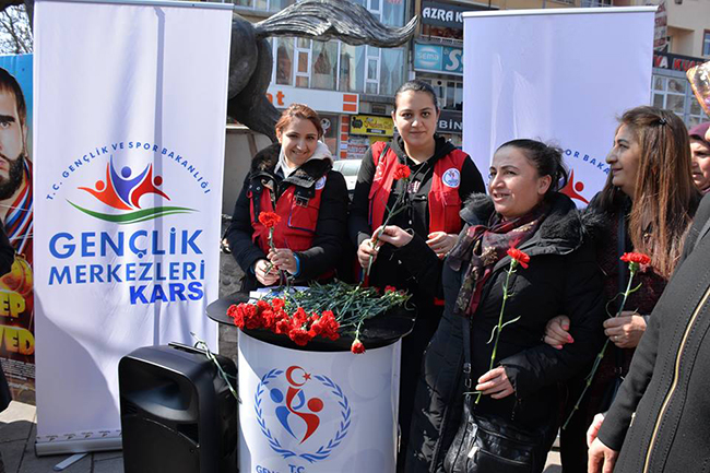 kars-genclik-merkezinden-kadinlara-karanfil!-(4).jpg