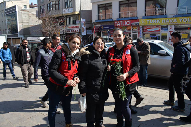 kars-genclik-merkezinden-kadinlara-karanfil!-(5).jpg