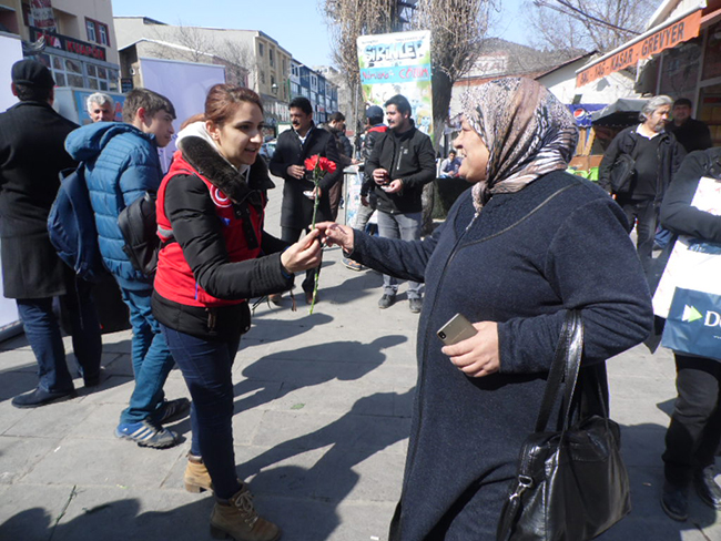 kars-genclik-merkezinden-kadinlara-karanfil!-(7).jpg