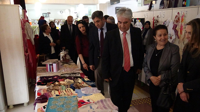 kars-halk-kutuphanesinde-el-sanatlari-sergisi-acildi-(2).jpg