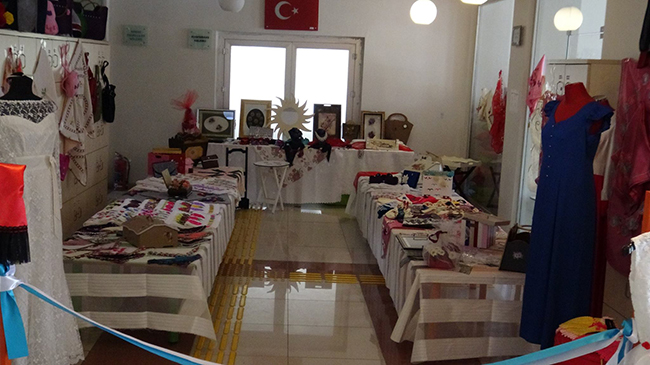 kars-halk-kutuphanesinde-el-sanatlari-sergisi-acildi-(4).jpg