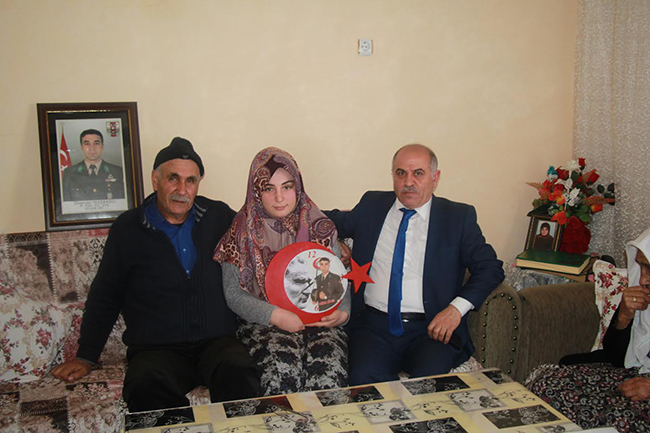kars-il-mudurlugunden-sehit-ailesine-ziyaret-(2).jpg