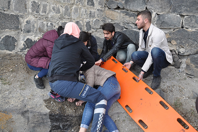 kars-kalesi’nden-dusen-universiteli-kiz-yaralandi-(1).jpg