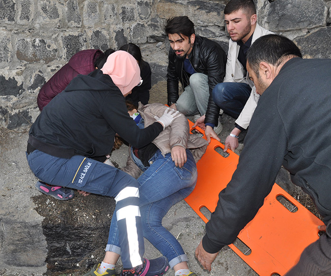 kars-kalesi’nden-dusen-universiteli-kiz-yaralandi-(2).jpg