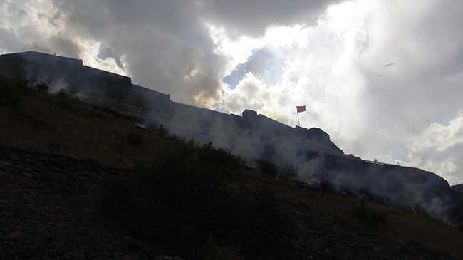 kars-kalesi’nin-eteklerindeki-otlari-atese-verdiler-(4).jpg