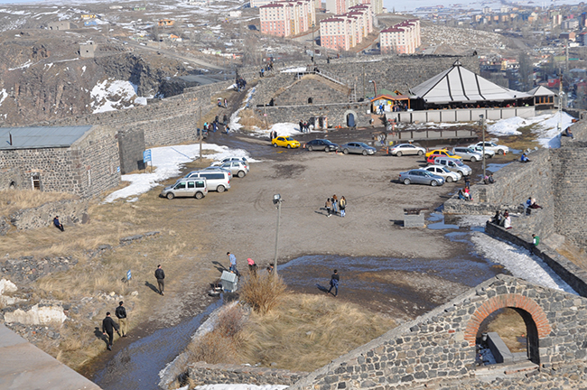 kars-kalesi-ziyaretci-akinina-ugruyor-(2).jpg