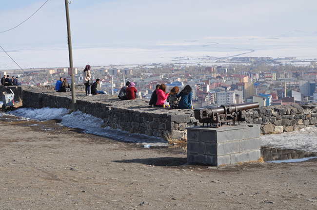 kars-kalesi-ziyaretci-akinina-ugruyor-(6).jpg