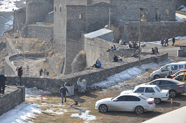 kars-kalesi-ziyaretci-akinina-ugruyor-(7).jpg