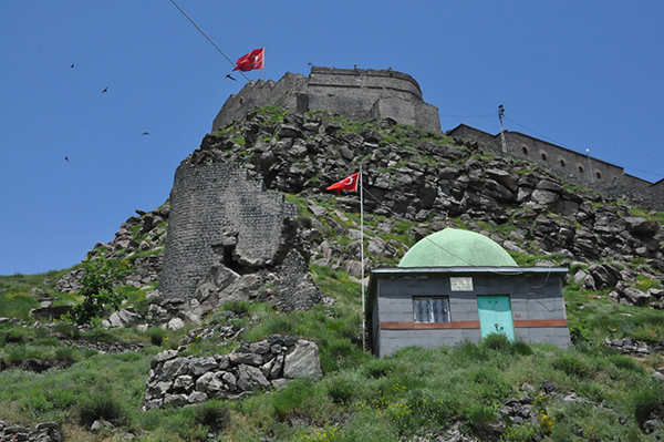 kars-kalesinin-dis-surlari-yikiliyor-(3).jpg