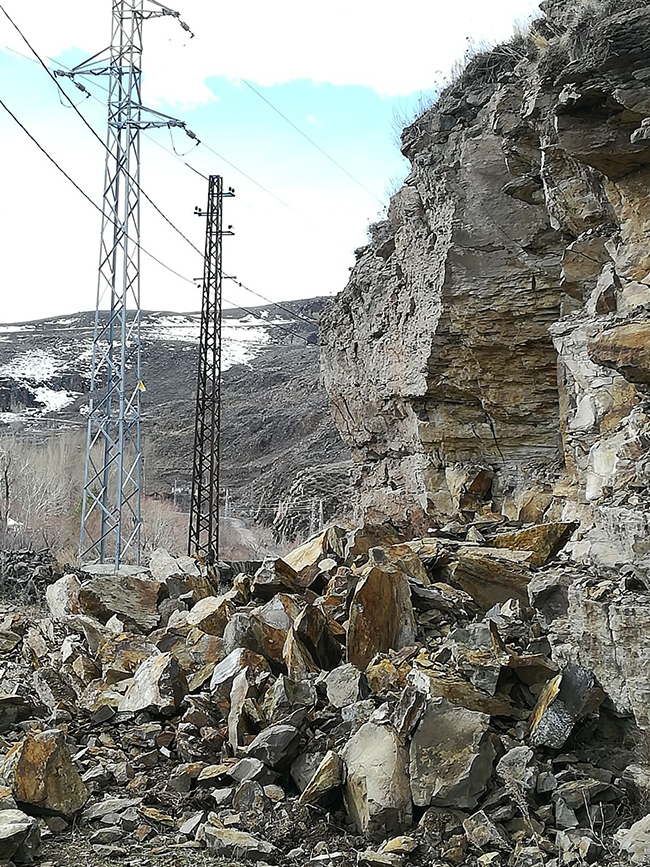 kars-kalesinin-eteklerinde-kopmalar-meydana-geldi-(3)-001.jpg