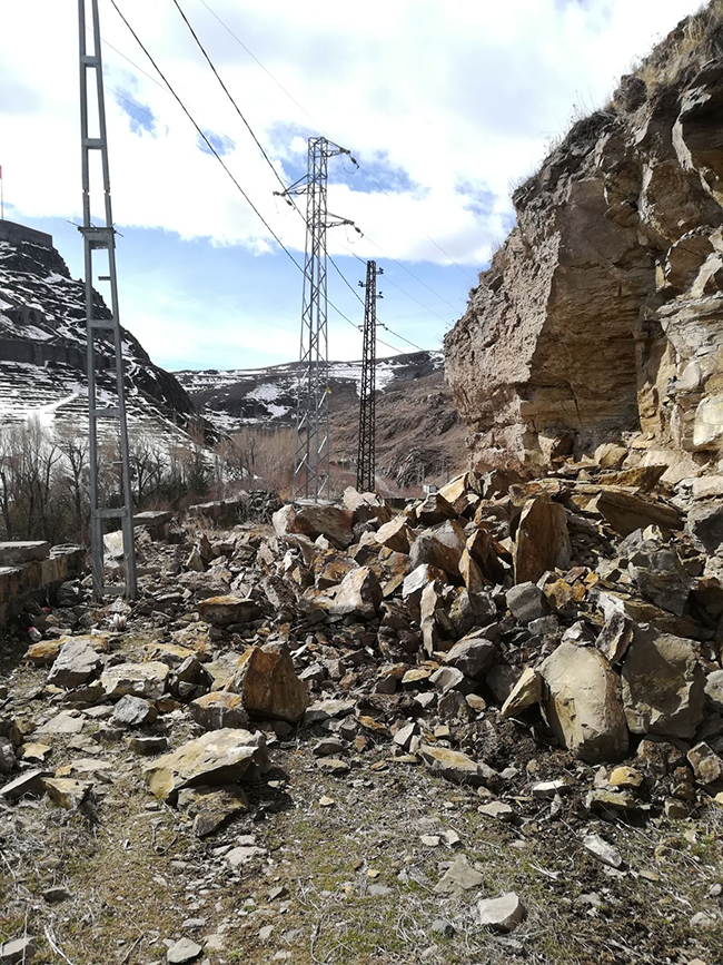 kars-kalesinin-eteklerinde-kopmalar-meydana-geldi-(6).jpg