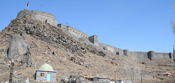 kars-kalesinin-surlari-yikiliyor-(1).jpg