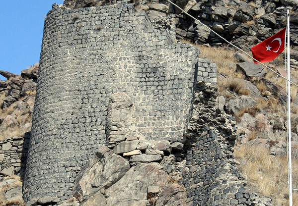 kars-kalesinin-surlari-yikiliyor-(2).jpg