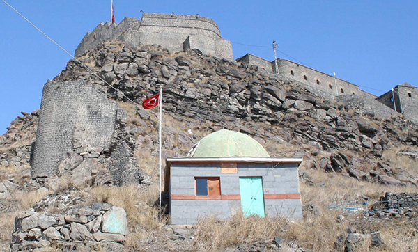 kars-kalesinin-surlari-yikiliyor-(3).jpg
