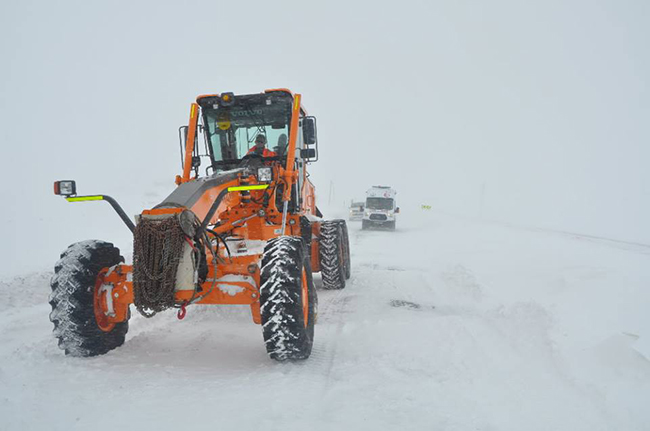 kars-karayollari-724-karla-mucadelesini-surduruyor-(11).jpg