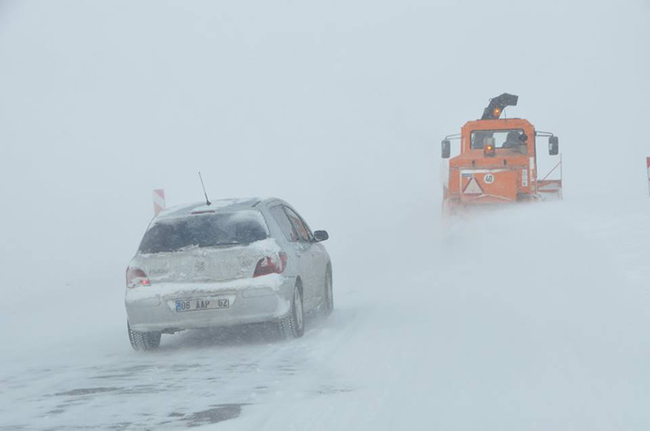 kars-karayollari-724-karla-mucadelesini-surduruyor-(2).jpg