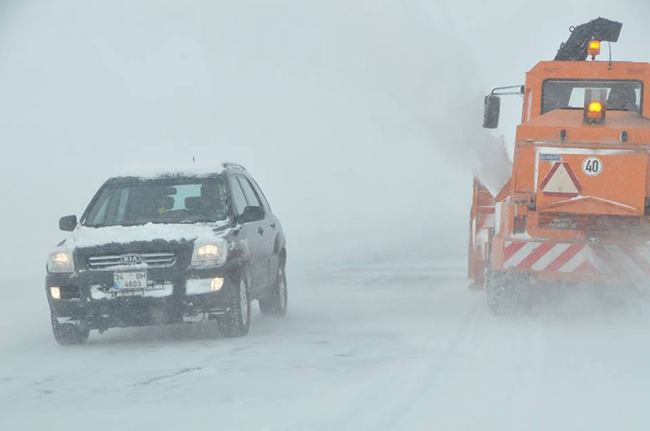 kars-karayollari-724-karla-mucadelesini-surduruyor-(3).jpg