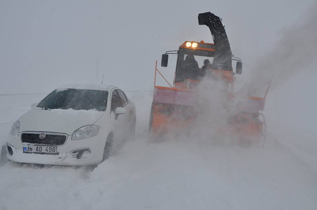 kars-karayollari-724-karla-mucadelesini-surduruyor-(6).jpg