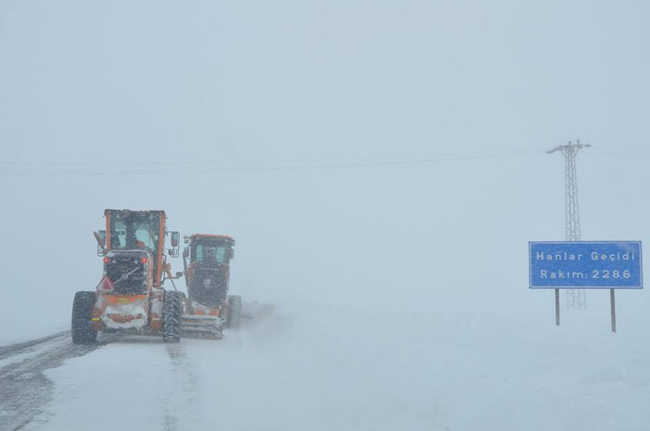 kars-karayollari-724-karla-mucadelesini-surduruyor-(9).jpg