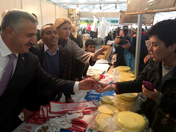 kars-kasar-peynirinin-tanitimini-bakan-arslan-elleriyle-yapti!-(1).jpg