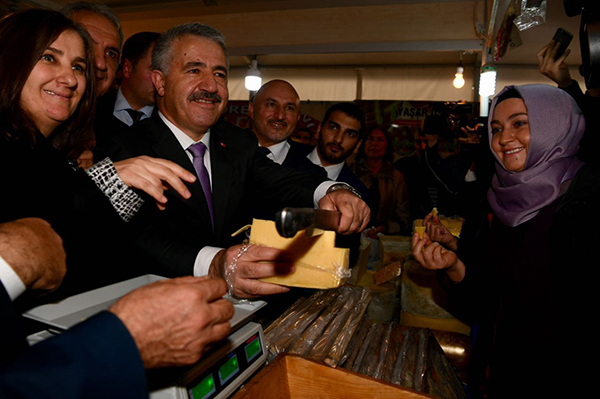 kars-kasar-peynirinin-tanitimini-bakan-arslan-elleriyle-yapti!-(7).jpg
