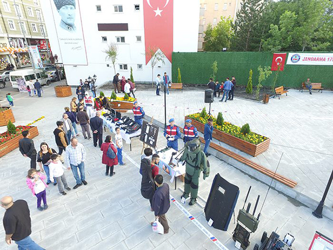kars-kent-meydaninda-jandarma-sergisi-(5).jpg