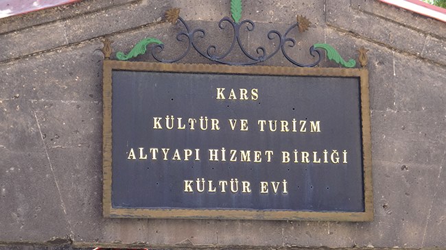 kars-kultur-evi-harabeye-donmus-durumda-(8).jpg