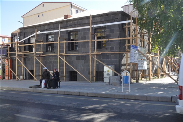 kars-kultur-ve-sanat-evi-restorasyonu-tum-hiziyla-devam-ediyor-(5).jpg