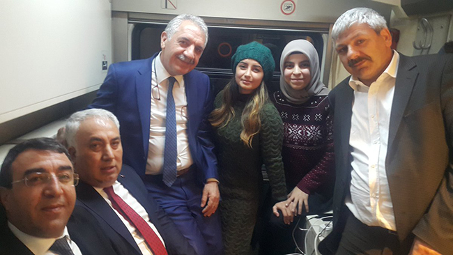 kars-milletvekili-beyribey,-dogu-ekspres-yolcularina-eslik-etti-(3).jpg