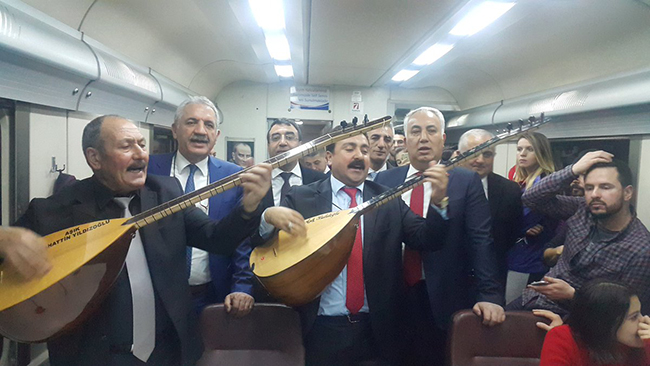 kars-milletvekili-beyribey,-dogu-ekspres-yolcularina-eslik-etti-(4).jpg