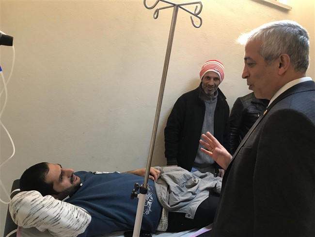 kars-milletvekilleri-yaralilari-ziyaret-etti-(4).jpg