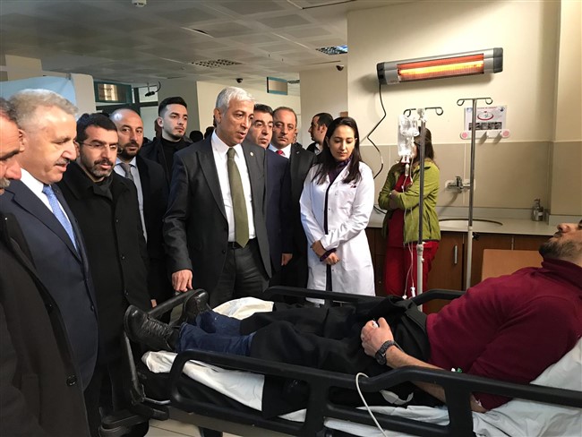 kars-milletvekilleri-yaralilari-ziyaret-etti-(5).jpg