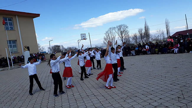 kars-olculu-koyu-okulunda-23-nisan-kutlamasi-(3).jpg