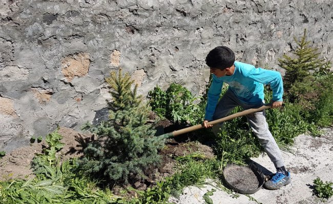kars-orman-isletme-muduru-ve-sefi-dogduklari-koylerinde-agaclandirma-yaptilar-(2).jpg